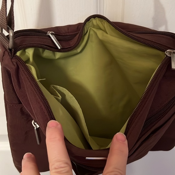 EUC Baggalini crossbody bag. Lightweight, loads of pockets perfect for travel - Picture 3 of 6